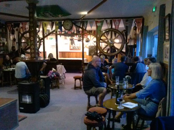 Live music in de Bradwell Marina Bar.