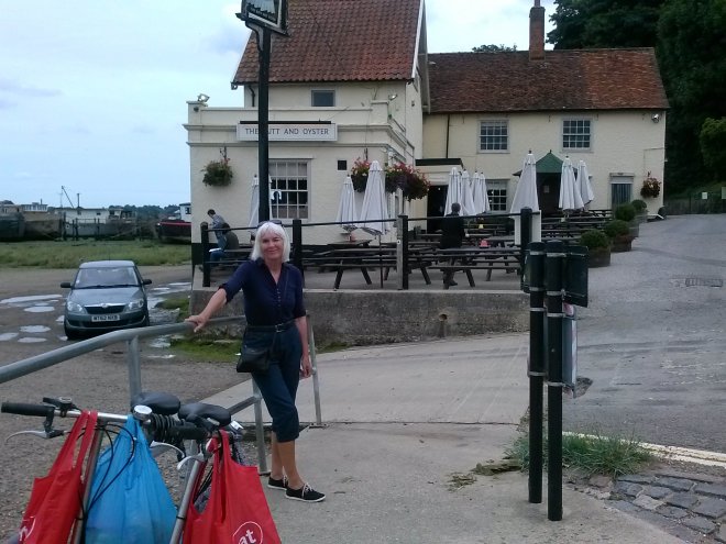Vanmorgen bij The Butt & Oyster in Pin Mill. Het is eb. Linksachter liggen de wrakke woonboten droog.