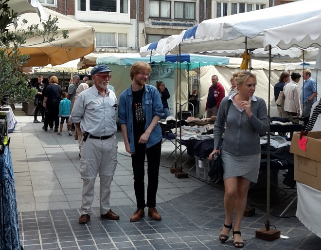 Oostende, vader en zoon op het Wapenplein.