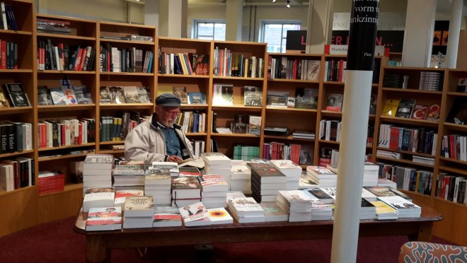 Een innig tevreden klant in boekhandel De Drukkerij te Middelburg.