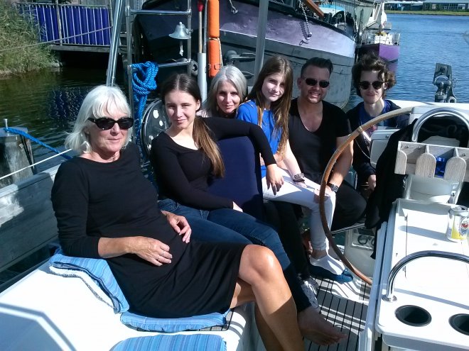 Familiebezoek in Middelburg. Vlnr. Ans, Nikita, Barbara, Esri, Michel en Jordin.