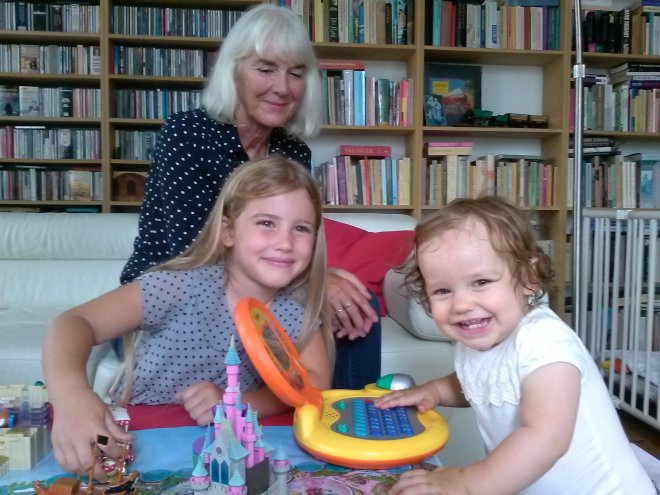Op bezoek bij Oma: Vajèn (l) en Lina-Mae. De laatste is vandaag jarig (1 jaar).