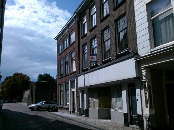 De panden op Eind 42, 44, 46 en 48, die tot appartementen verbouwd worden.