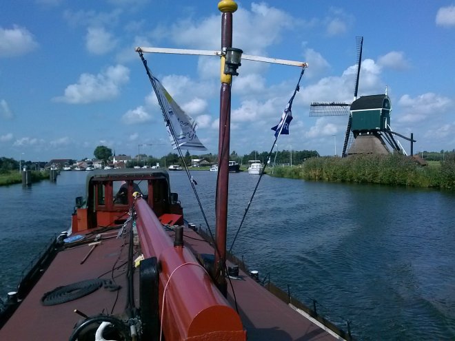 Met de 'Niets Zonder Gods Zegen' van Gorcum naar het vroegere dorp Vreeswijk. De foto is van voorbij Meerkerk.