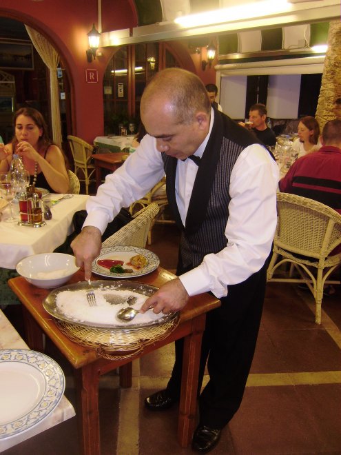 Restaurant Pescadero. Ober Silvio fileert bij ons aan tafel handig en snel de dorada a la sal.