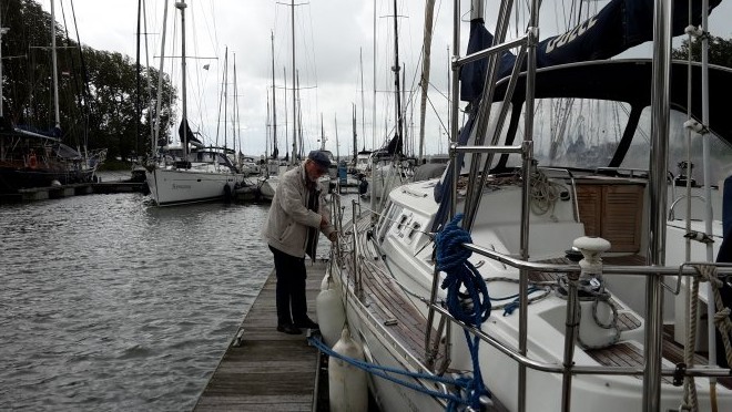 Numansdorp. De boot heeft de storm van gisteren goed doorstaan. Ik hang de stootwillen nog wat beter.
