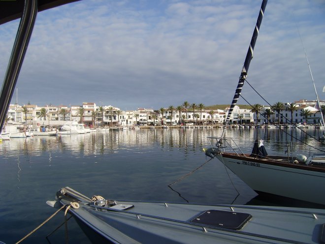 Ochtendstemming in het haventje van Fornells, begin van weer een nieuwe zonovergoten dag. Dit is de dag voor onze oversteek naar Corsica.