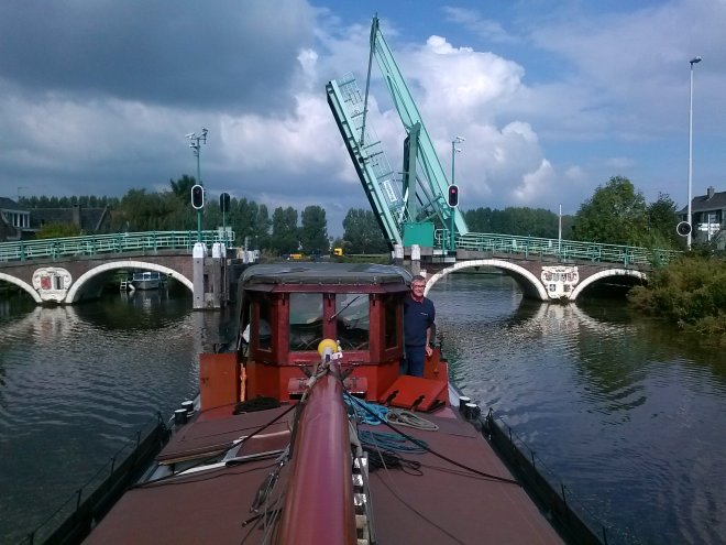 We passeren de Hoge Brug bij Delfshaven.