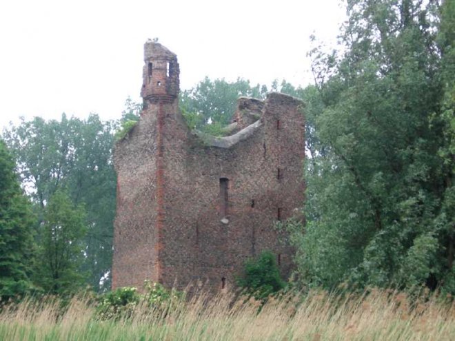 De ruïne van Huis ter Merwede aan de Beneden Merwede bij Dordrecht (foto netherlands-tourism.com