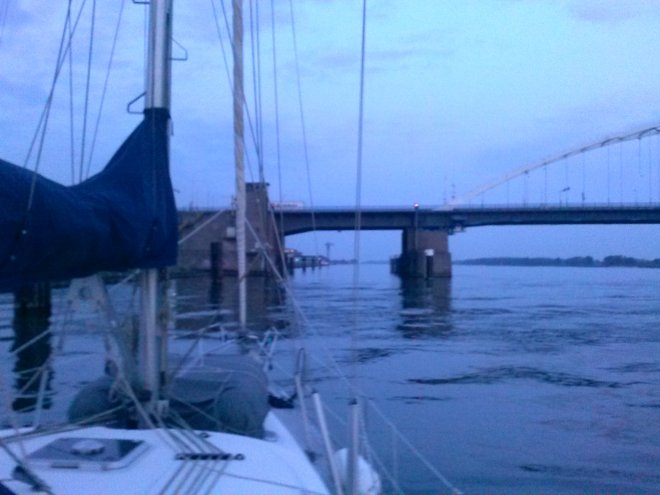 Ingespannen wachten voor de Verkeersbrug van Gorcum. Turen naar het rode lichtje.