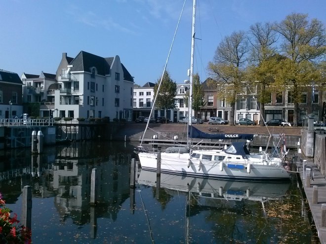 Dulce op haar winterplek in de Lingehaven. Links op de achtergrond ons huis.