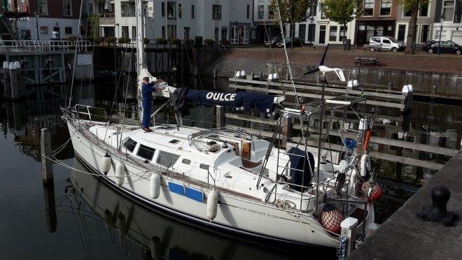 Opruimen van de laatste lijnen, vallen, repen en andere touwtjes aan dek. Midden-achter ons huis, rechts ons autootje. Alles bij elkaar.