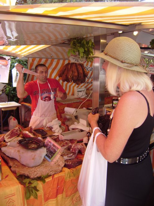 Ajaccio. De slager op de markt wil wel in een typisch Corsicaanse pose met Ans op de foto