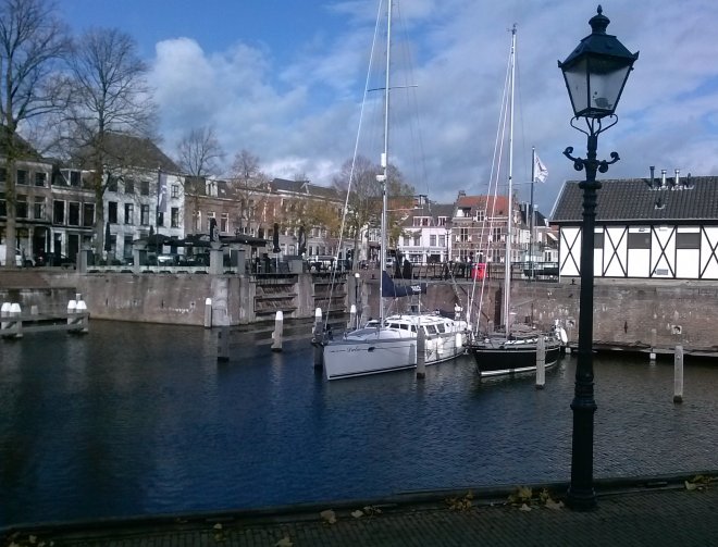 Dulce vandaag in de haven. De buurman is ook een overwinteraar, die gedeeltelijk aan boord verblijft.