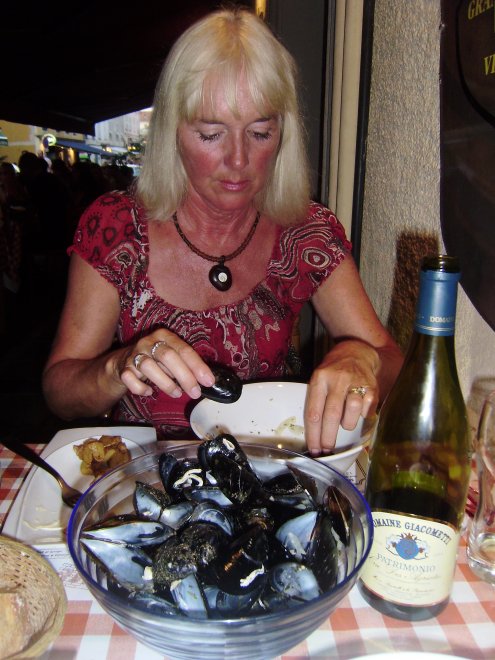 Uit eten in Ajaccio. Moules marinières in een van de vele restaurantjes in de Rue Roi de Rome