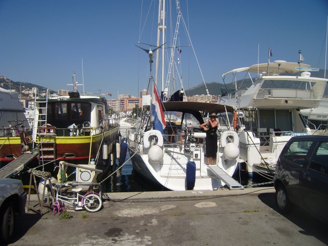 In Ajaccio. We liggen in een 'jachthaven' ingesloten tussen twee motorbarrels. Het alternatief aan de buitenkant is veel onrustiger.