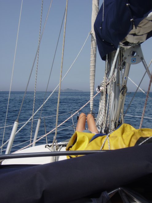 Ans zont op het voordek. Aan de horizon zie je in de verte de Ìles Sanguinaires, de 'bloeddorstige eilanden'.