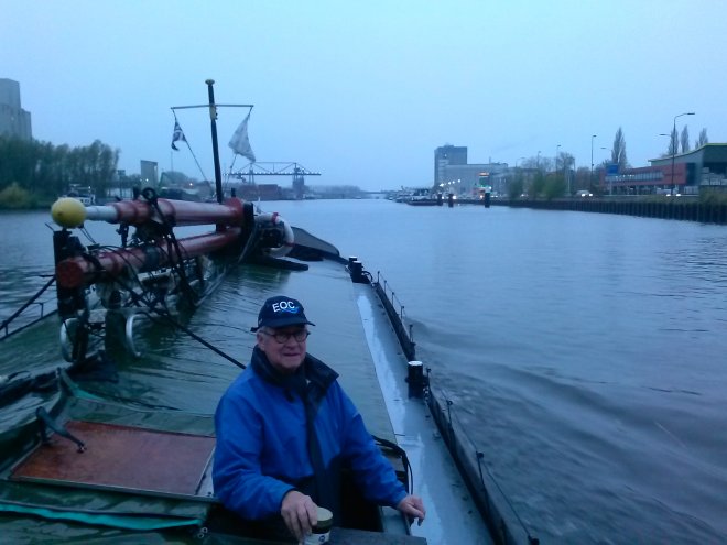 De 'Niets Zonder Gods Zegen' met schipper Lourens vanmorgen op de Zuidwillemsvaart.