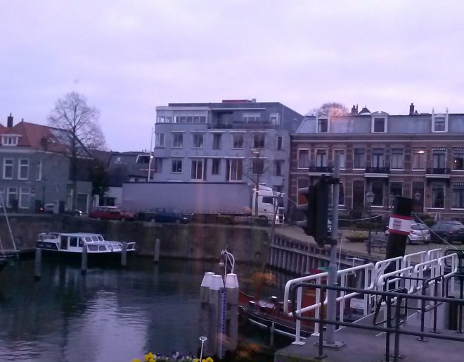 Vanmorgen reed weer eens een truck met oplegger zich vast op de Kriekenmarkt.