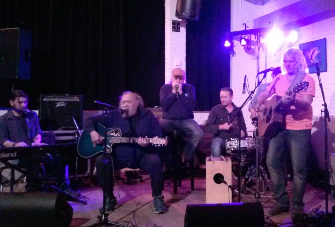 Ron Krop en band in De Aanlegsteiger. Rechts schoonzoon Jeffrey op de drums en daarnaast Dirk-Jan, de ex van Anna, op gitaar.