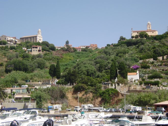 Foto van Cargèse la Grecque vanuit onze ligplaats in de haven, links de Grieks-orthodoxe kerk, rechts de katholieke kerk