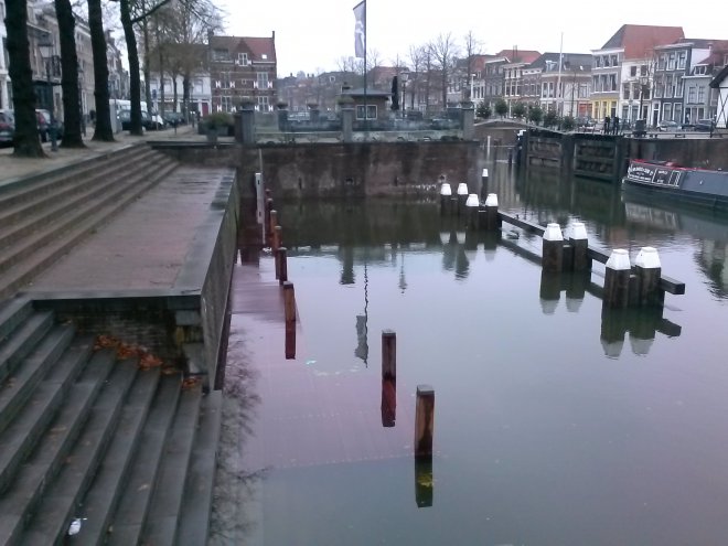 Hoog water in de Linge. Vanmorgen lopen de steigers van de Lingehaven onder.