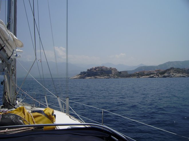 De citadel van het oude Calvi rijst voor ons op