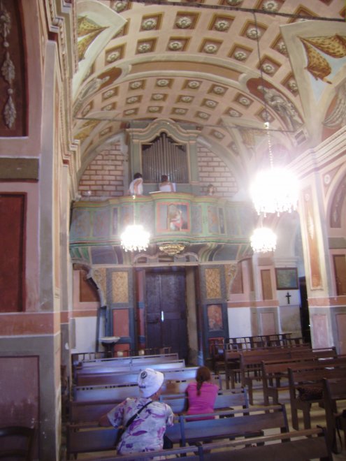Romaans kerkje bij Pioggiola. Middenboven het orgeltje