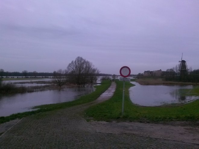 De uiterwaarden bij de oostelijke stadswal lopen verder onder.