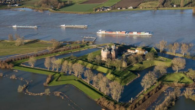 Slot Loevestein met links ervan het Munnikenland. Gisteren gemaakt (luchtfoto ANP)