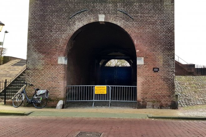 Vanwege de hoge waterstand sloot de gemeente gisteren de Dalempoort af (foto gemeente Gorinchem)