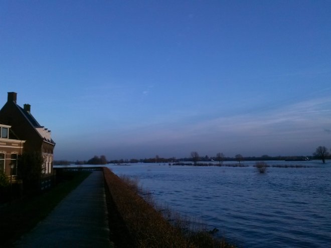 De Merwede vanmiddag vanaf de Altenawal. Een enorme, traag voortstromende watervlakte