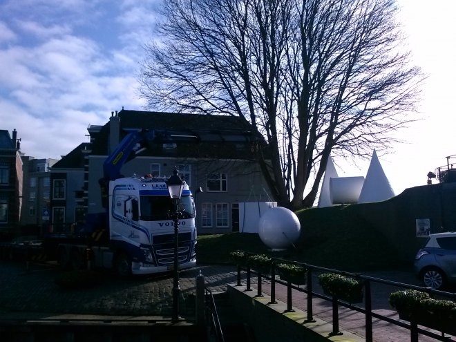 De geometrische vormen van de Poolse kunstenaar Ryszard Winiarski worden op hun plek teruggezet aan de Kriekenmarkt.