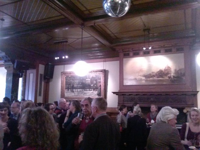 Nieuwjaarsborrel van de Auteursbond in sociëteit Arti & Amicitiae. Het linkerschilderij is de Breitner.