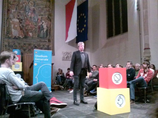 Fysicus Erik Verlinde tijdens zijn lezing gisteravond in de volle aula van het Academiegebouw op het Domplein.