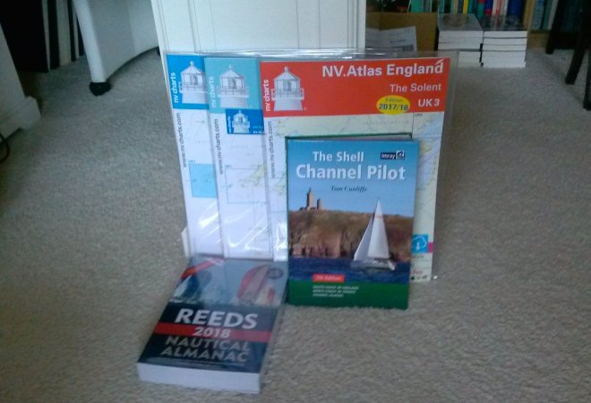 Bij mijn bureau hoopt zich een stapeltje navigatiemateriaal op voor onze tocht deze zomer langs de Engelse zuidkust.