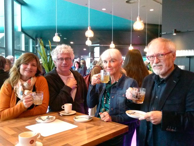 Pauze in de lounge van de Hertz-zaal van Tivoli/Vredenburg. Foto genomen door een vriendelijke dame. Vlnr. Arina, Wiger, Anna en ik.