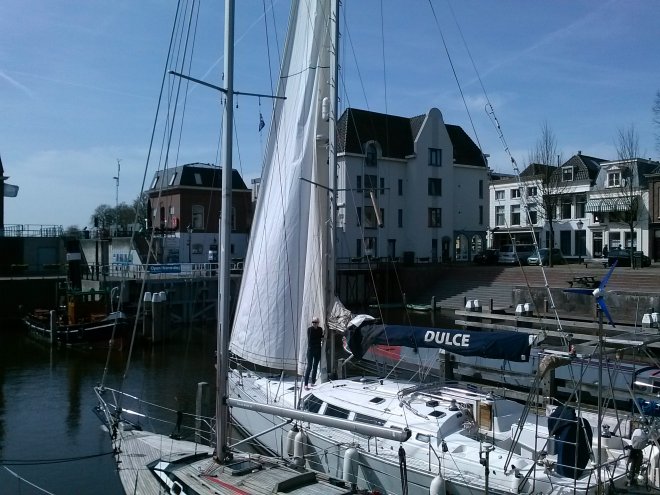 07-04-2018. Op deze schitterende lentedag in de eerste week van april maken we de boot in orde en hijsen de rolgenua.