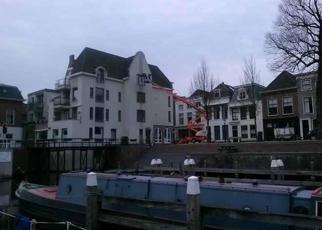 Een hoogwerker voor de deur. In opdracht van onze VVE wordt de gevel van ons pand de komende dagen gereinigd.