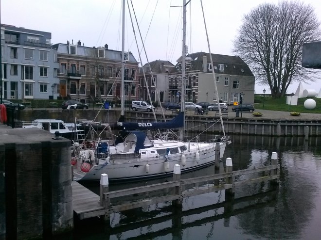 De boot gezien vanaf de 3e Waterkering. Helemaal rechts de geometrische figuren van Ryszard Winiarski (1936 - 2006)