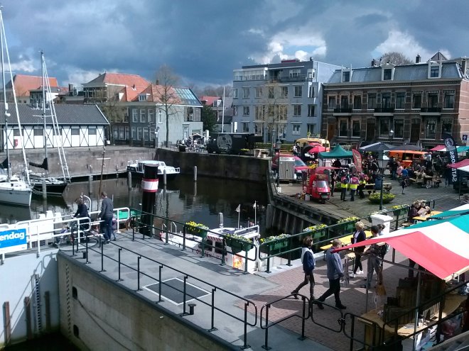 Donkere wolken boven de stad, maar het is overwegend zonnig. De Hip & Happy Market op de Kriekenmarkt.