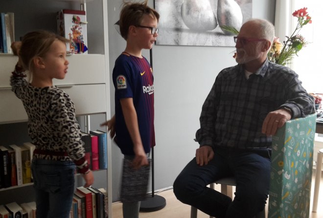Lisa en Thijs zingen samen uit volle borst voor de jarige Opa Tom. Hiep Hiep Hoera! Thijs draagt trots een Messi-shirt.