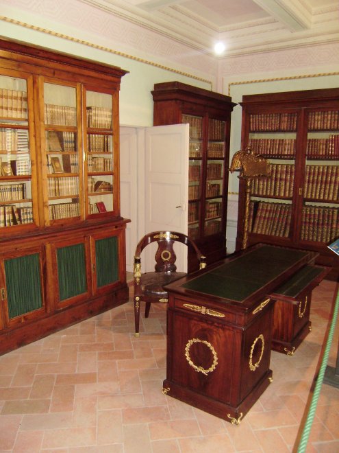 De studeerkamer van de verbannen Napoleon Bonaparte in de Villa dei Mulini op Elba.