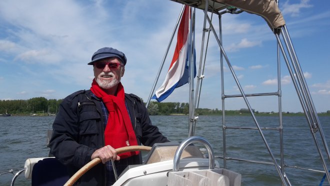 Bij ZuidZuidWest windkracht 6 steken we het Hollands Diep over naar Willemstad. Van pure vreugde staat mijn pet scheef.