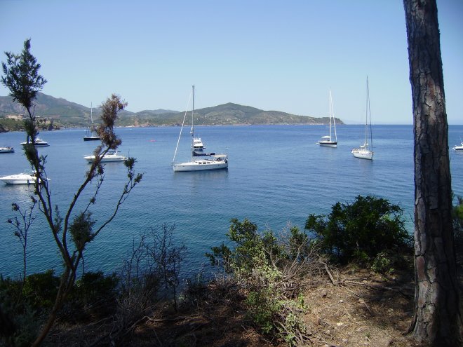 Dulce voor anker bij het strandje van Spiaggia Naregno, Elba.