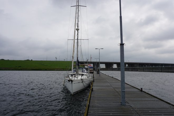 Dulce ligt vanmorgen eenzaam aan het zuidelijk remmingwerk van de Volkeraksluis.