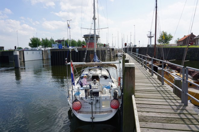 Het begin van het kanaal door Walcheren. Wachten aan het remmingwerk voor de sluis van Veere. De sluis gaat juist open.