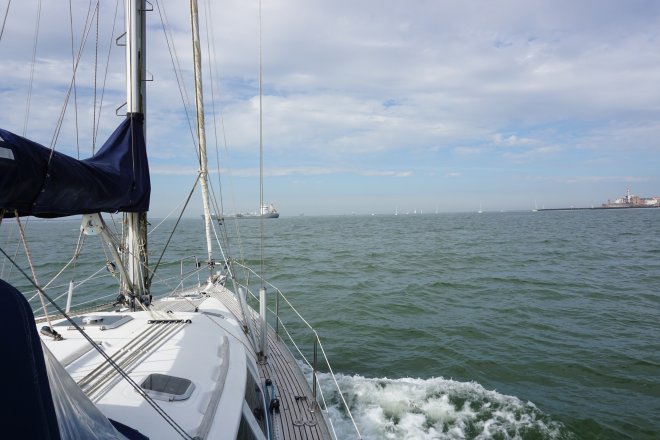 De oversteek van de Westerschelde bij Vlissingen (rechts). Dit inkomend vrachtschip laten we eerst voor ons langs gaan.