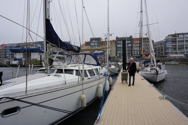 Harde westnoordwestenwind in Oostende veroorzaakt een flinke deining in de haven. We gaan boodschappen doen.