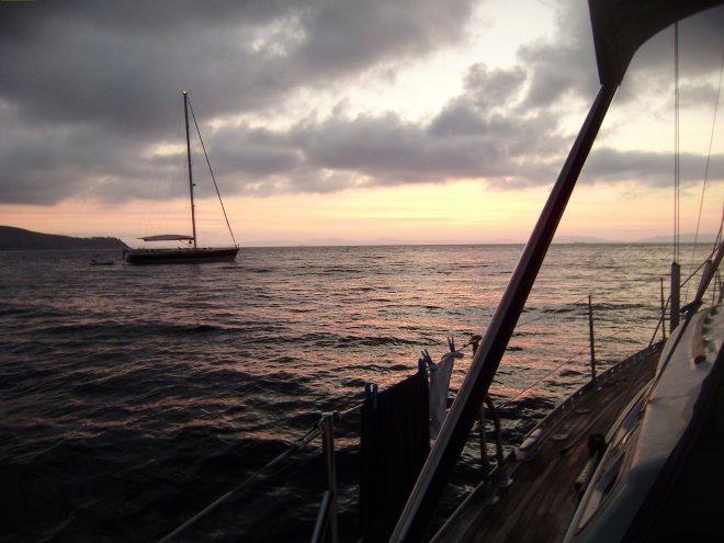 De dag breekt aan met bewolking, Spiaggio Naregno aan de noordwestkant van Elba.